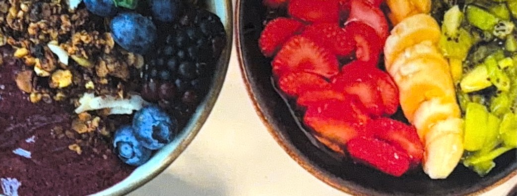 Bowls de açaí con fruta fresca y granola