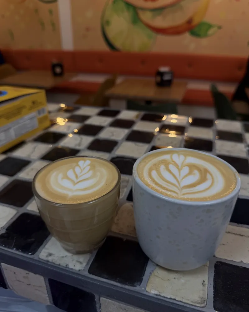 Cafés con leche con latte art